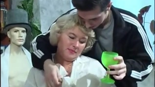 Очень пьяная мамка и сынуля долбятся после бутылки вина