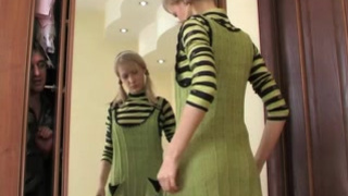 Папка нюхает белье своей совершеннолетней дочери