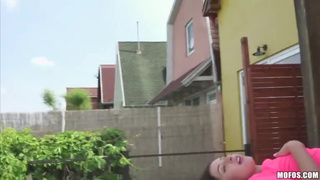 Приятная брюнетка отдалась незнакомцу в летнем парке