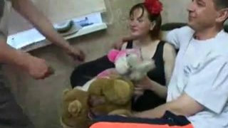 Чика отдалась толпе за мягкую игрушку