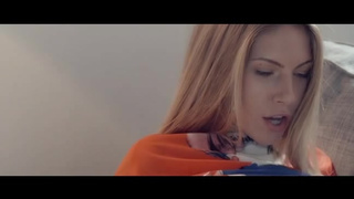 Чувак присунул хуй ласково в рот своей любимке