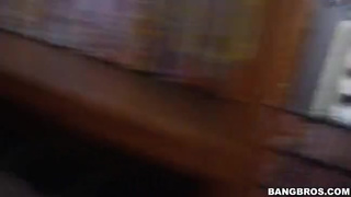 Давалка взяла писюн по яйца в ротик и потрахалась