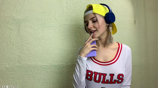 Русская студентка отсасывает писюн приятеля вместе с чупа-чупсом