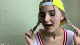 Русская студентка отсасывает писюн приятеля вместе с чупа-чупсом