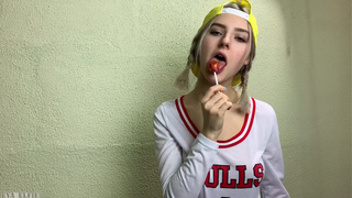 Русская студентка отсасывает писюн приятеля вместе с чупа-чупсом