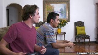 Шлюховатая русская зрелка обсасывает стояк друга сынка в ванне и долбится с ним