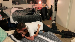 Щуплая азиатка в спальне раздвигает ляжки для секса со своим братом