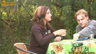 Эффектная лиза отсосала стояк пьяному чуваку на улице