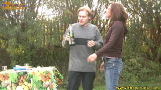 Эффектная лиза отсосала стояк пьяному чуваку на улице