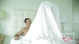 Чувственный классический секс с сучкой в спальне