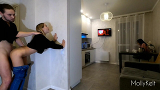 Пиздец! Чувак пердолит подруг за углом, пока его мадемуазель скролит Instagram