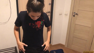 Москвич трахает двоюродную сестричку приехавшую к нему в гости из деревни в поисках работы