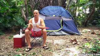 Грудастенькую нимфоманку почти поймали на измене на природе