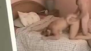 Кокетка развлекается со своим бойфрендом на диване