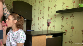 Крупный папка приспустив трусы отжарил на столе неопытную дочку в кедах