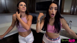 Сестренки кто из вас лучше облизывает? Хитрый бро развел сестричек на групповой инцест