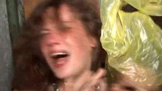 Незнакомец грубо шпилит русскую красавицу в подъезде