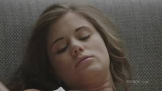 Соло с мастурбацией красивой щелки от великолепной телки Little Caprice