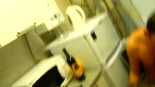 Частный минетик от симпатичной дамы на кухне