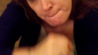 Прекрасный минетик от сосущей стервы на коленках