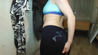 Инструкторша эротического фитнеса завела паренька и он кончил ей на штаны