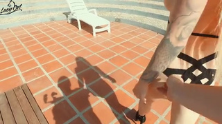 Неугомонная особа надрочила хер и долго ебалась в очко