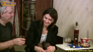 Бухой старик отжарил спящую телочку на постели