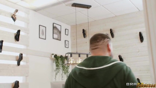 Жене с красивыми титьками не хватало внимания, пришлось ебаться с продавцом обуви