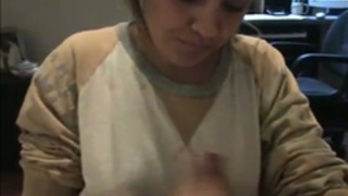 Молоденькая красотка мастурбирует своем другу возбуждённый пенис