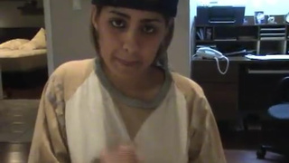 Молоденькая красотка мастурбирует своем другу возбуждённый пенис