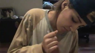 Молоденькая красотка мастурбирует своем другу возбуждённый пенис