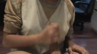 Молоденькая красотка мастурбирует своем другу возбуждённый пенис