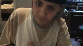 Молоденькая красотка мастурбирует своем другу возбуждённый пенис