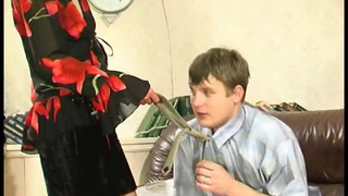 Взрослая русская секретарша без трусиков отсосала боссу и села на хуй