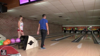 Mira Sunset шпилят два мужика в боулинг клубе