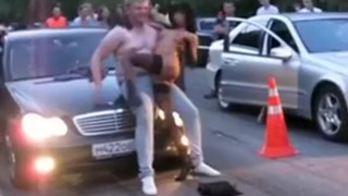 Симпатичная голенькая стерва показывает себя прямо на дороге