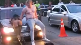 Симпатичная голенькая стерва показывает себя прямо на дороге