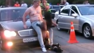 Симпатичная голенькая стерва показывает себя прямо на дороге