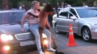 Симпатичная голенькая стерва показывает себя прямо на дороге