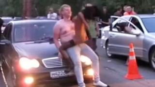 Симпатичная голенькая стерва показывает себя прямо на дороге