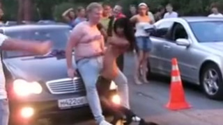 Симпатичная голенькая стерва показывает себя прямо на дороге