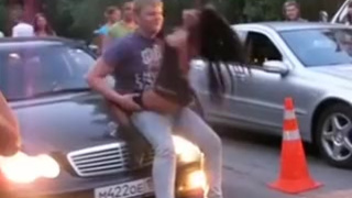 Симпатичная голенькая стерва показывает себя прямо на дороге