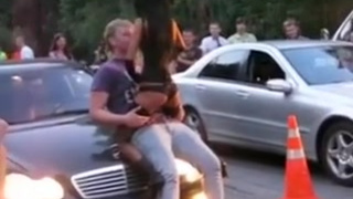 Симпатичная голенькая стерва показывает себя прямо на дороге