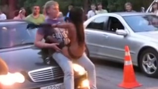 Симпатичная голенькая стерва показывает себя прямо на дороге