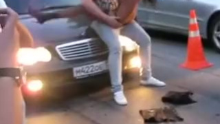 Симпатичная голенькая стерва показывает себя прямо на дороге