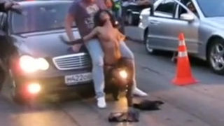 Симпатичная голенькая стерва показывает себя прямо на дороге
