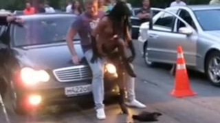 Симпатичная голенькая стерва показывает себя прямо на дороге