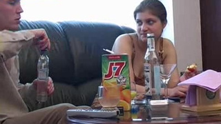 Пьяная девчуля показала письку парню и трахнулась с ним