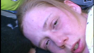 Деваха обсасывает болт и возбуждается