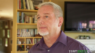 Белокурая студентка долбится со зрелым профессором на хате